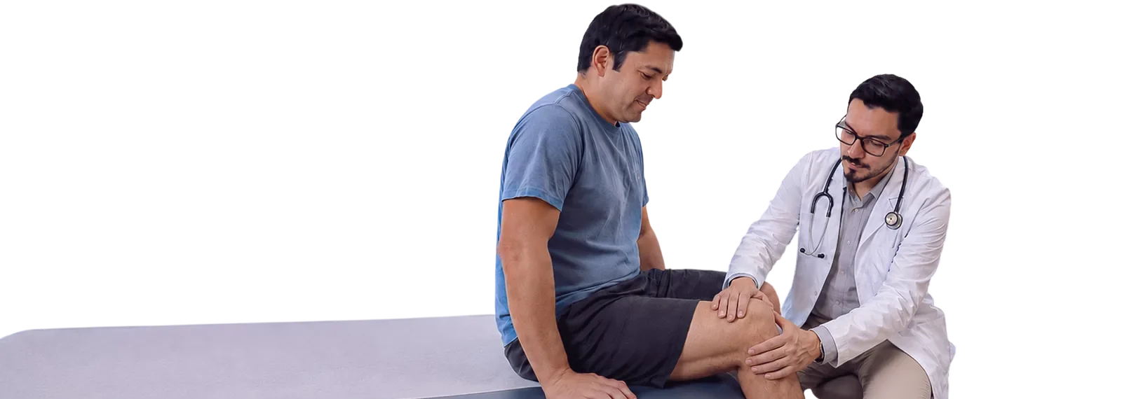 Dr. Eduardo Solorio examinando la rodilla de un paciente en su consultorio en Monterrey